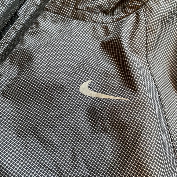 Nike Women’s Running Reflective Jacket with Hood - Picture 5 of 7